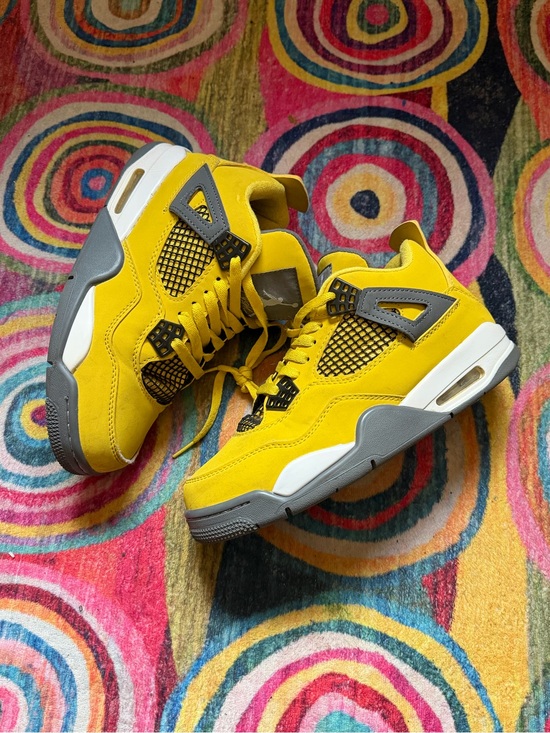 Jordan Shoes - Woman’s Yellow and Gray Jordan’s 4